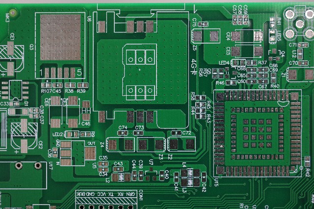 在高速PCB設計中，如何通過仿真工具驗證鋪銅對信號完整性的影響?